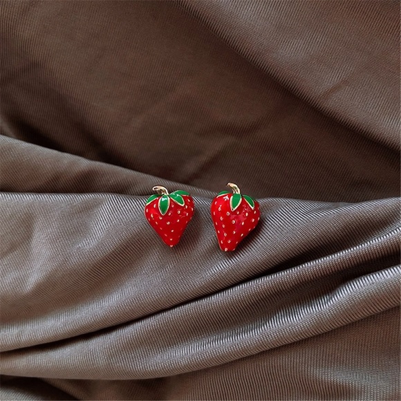 Enamel strawberry stud earrings gold BEAUTIFUL NEW - Picture 5 of 10
